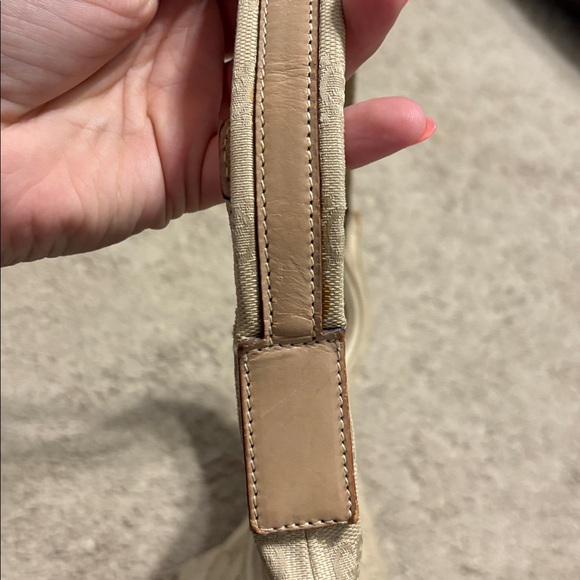 Gucci Beige Monogram Shoulder Bag - Picture 7 of 10